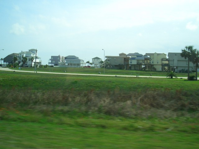 2006 Mar 15 Galveston 02 houses built for high tide.jpg