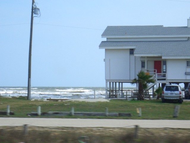 2006 Mar 15 Galveston 03 house on stilts.jpg