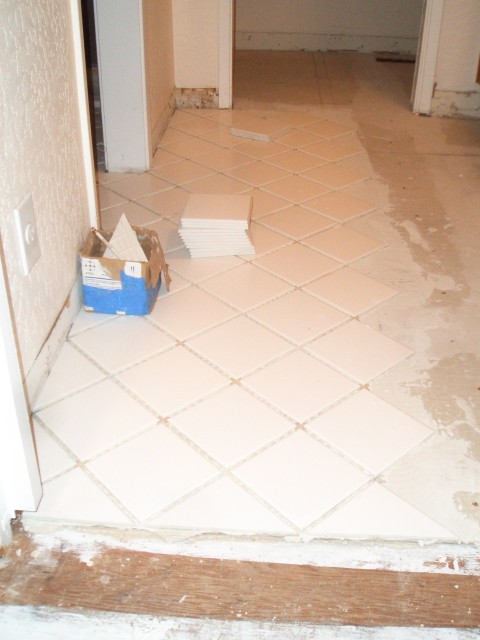 Water Damage Repair 09-Oct-06 closet-vanity tile 02.jpg