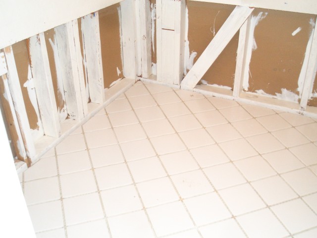 Water Damage Repair 09-Oct-06 closet-vanity tile 02 closet.jpg