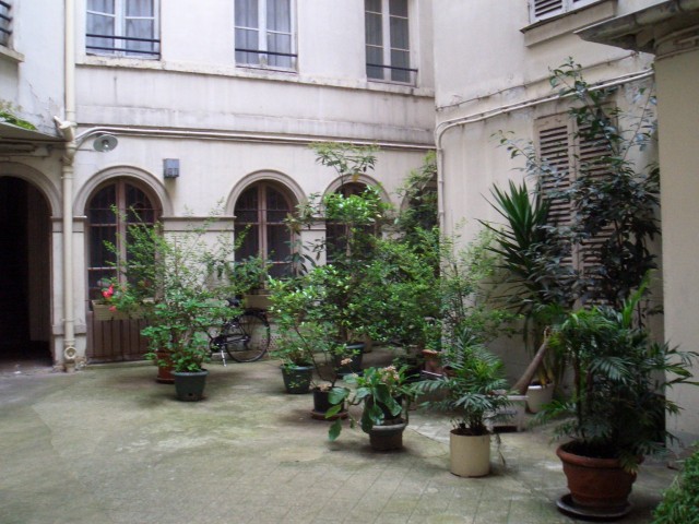 April 2006 Paris Apt06 courtyard.jpg