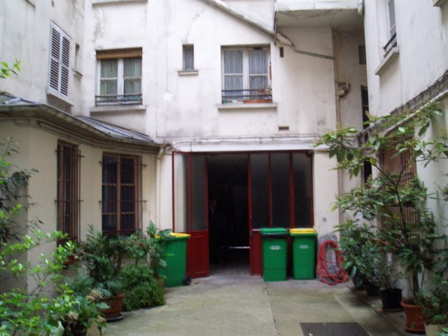 April 2006 Paris Apt08 courtyard view back toward entry.jpg