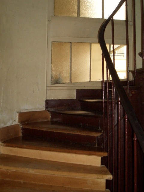 April 2006 Paris Apt09 stairs 53 of them.jpg