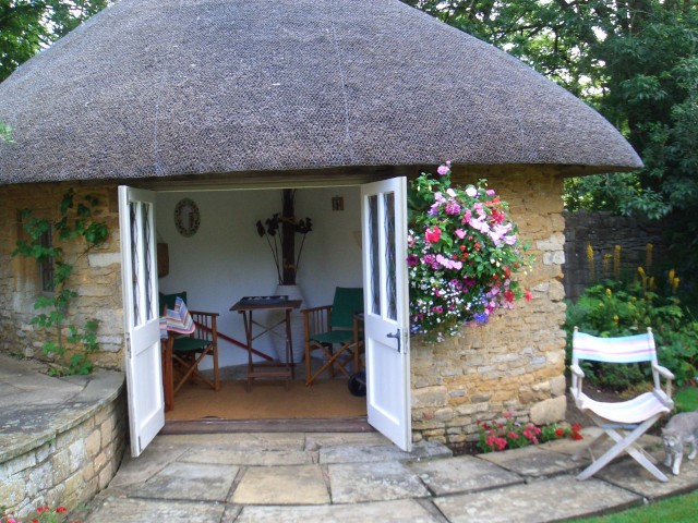 UK-July-06 Cotswolds The Malt House 08 backyard.jpg