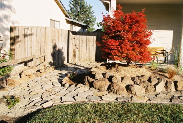 04-Jun front yard flower bed & flagstones2.jpg