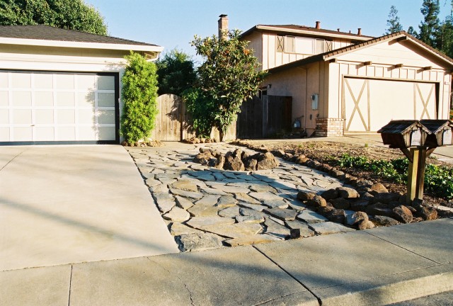 04-Jun front yard tree ring & flagstones1.jpg