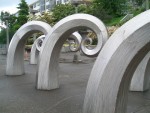 07 May-Jun 093 Seattle Hiram Chittenden Locks wave sculpture.JPG