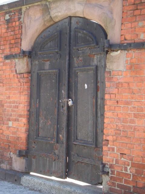 NYC 5-Apr 10 BOT SoHo Cast Iron District old metal door.JPG