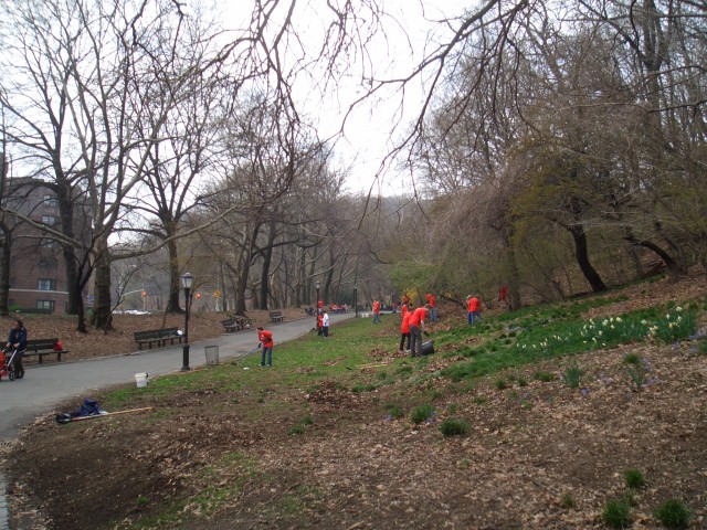 NYC 12-Apr 05 Fort Tryon Park - Cloisters volunteer cleanup effort.JPG