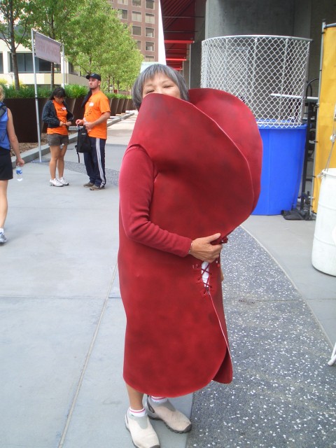 2009 Jun 5th SJ Kidney Walk 03  kidney  costumed new friend.JPG
