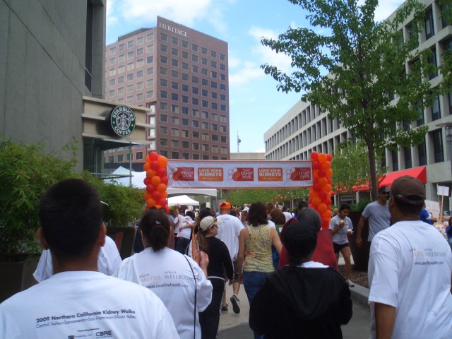2009 Jun 5th SJ Kidney Walk 05 finishing arch.JPG