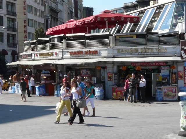 09Aug14 Istanbul 04 Tour Istiklal - fast food corner.JPG