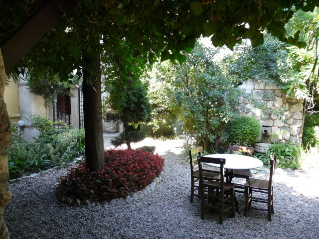 09Aug Empress Zoe Hotel 11 garden seating.JPG