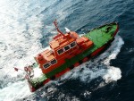 09Aug16 at sea 06 pilot boat speeding away.JPG