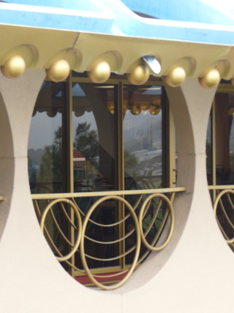 10Jan27 Marin 008 FLWright Tour east patio judiciary wing arch with string of pearls.JPG
