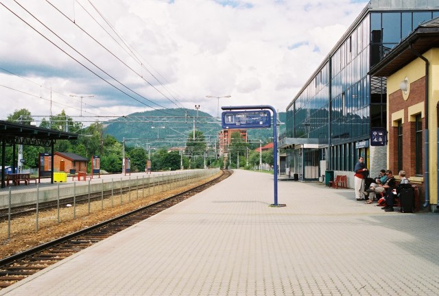 04-Jul 4th Lillehammer11 waiting for train to Oslo.jpg