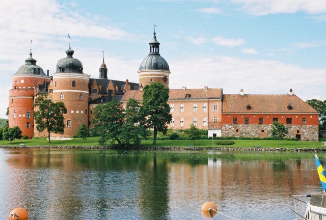 04-Jul 7th Gripsholms03 view across lake to castle.jpg