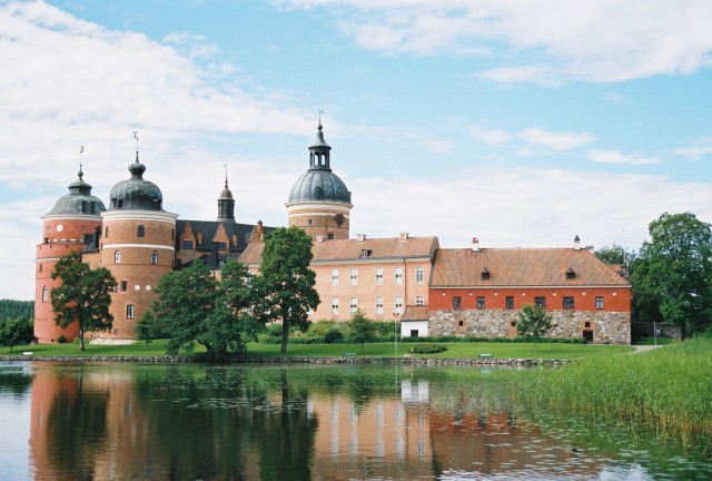 04-Jul 7th Gripsholms04 view across lake to castle.jpg