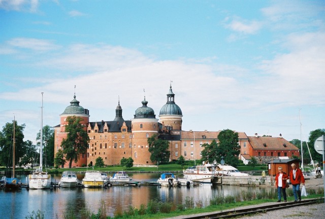 04-Jul 7th Gripsholms05 view across lake to castle.jpg