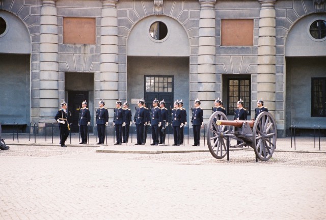 04-Jul 7th Stockholm06 palace guards.jpg