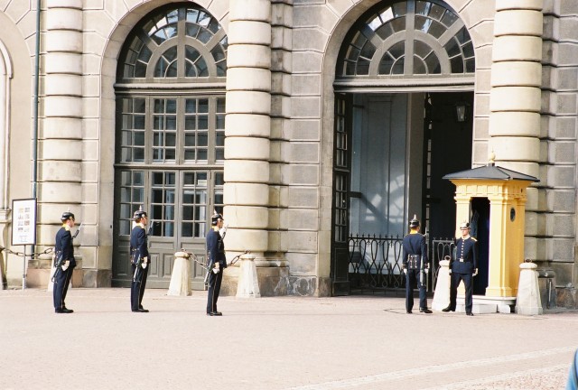 04-Jul 7th Stockholm07 palace guards.jpg