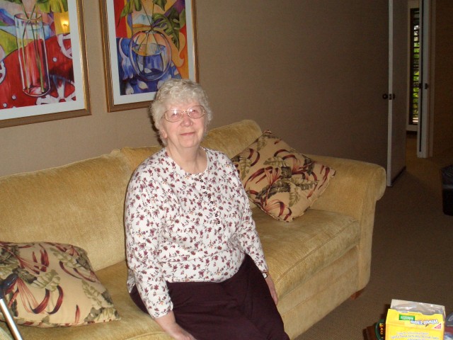 05AprHawaii - Resort-Mom.JPG