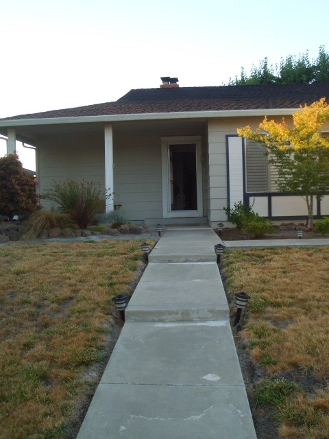 Front yard 2005 August 3 before work begins 03.jpg