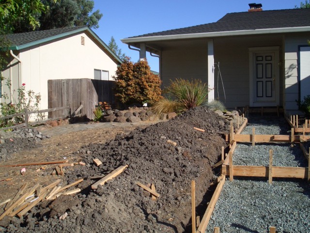 Front yard 2005 August 10 concrete framing 08.jpg