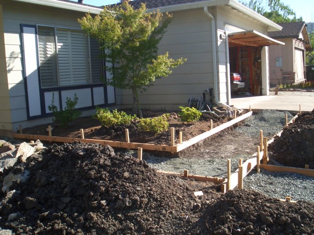 Front yard 2005 August 10 concrete framing 09.jpg