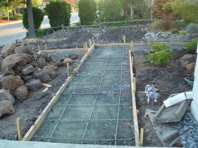 Front yard 2005 August 11 concrete rebar begin grating and walls 01.jpg