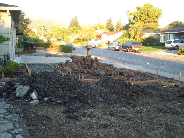 Front yard 2005 August 11 concrete rebar begin grating and walls 06.jpg