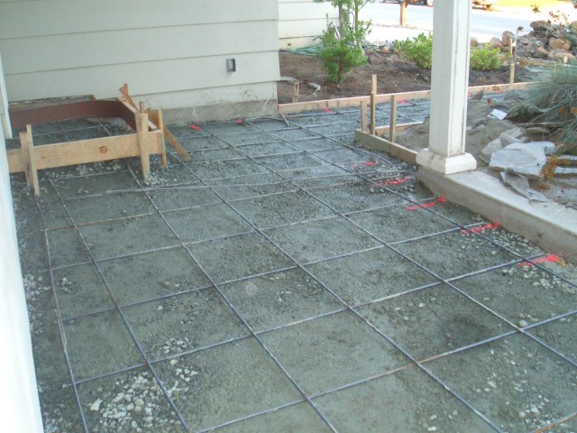 Front yard 2005 August 11 concrete rebar begin grating and walls 07.jpg
