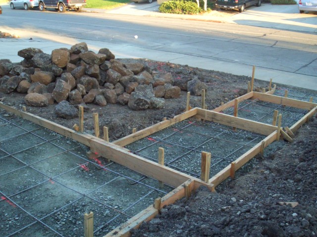 Front yard 2005 August 11 concrete rebar begin grating and walls 08.jpg
