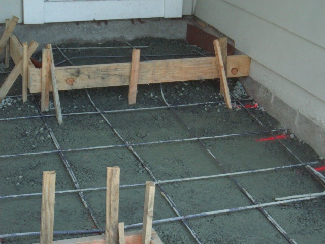 Front yard 2005 August 11 concrete rebar begin grating and walls 09.jpg