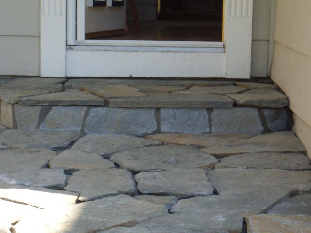 Front yard 2005 August 16 flagstones some with mortar 05.jpg