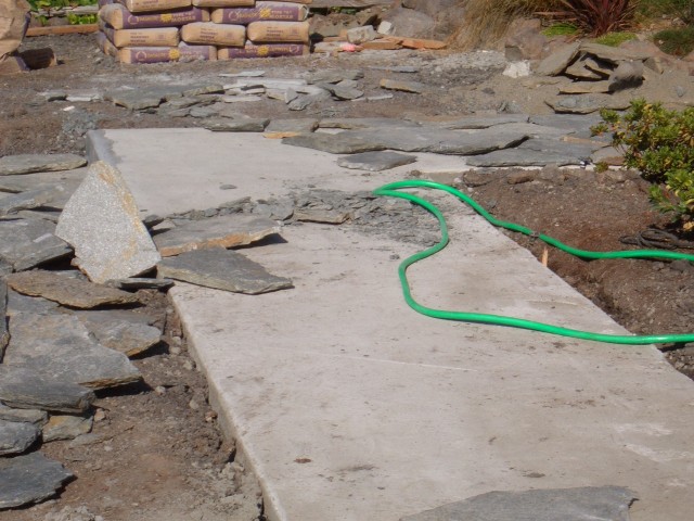 Front yard 2005 August 16 flagstones some with mortar 06.jpg
