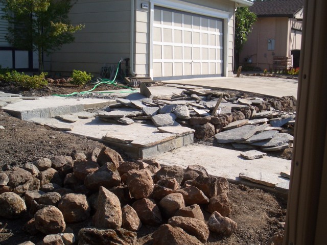 Front yard 2005 August 16 flagstones some with mortar 09.jpg