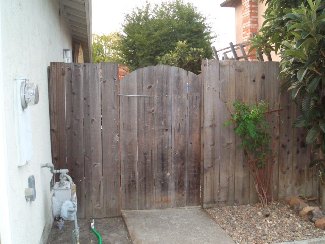 2005 Sep 12 fence 02 before side with gate.jpg