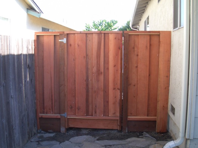 2005 Sep 12 fence 44 front side of new gate.jpg