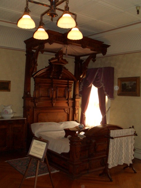 2006 Mar 11 Winchester Mystery House 10 her bedroom.jpg