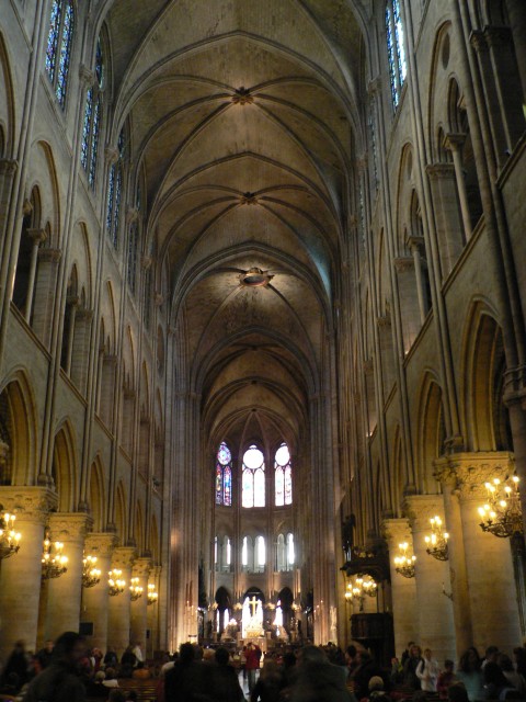 April 2006 Paris Day 2af Notre Dame interior (Jason).jpg