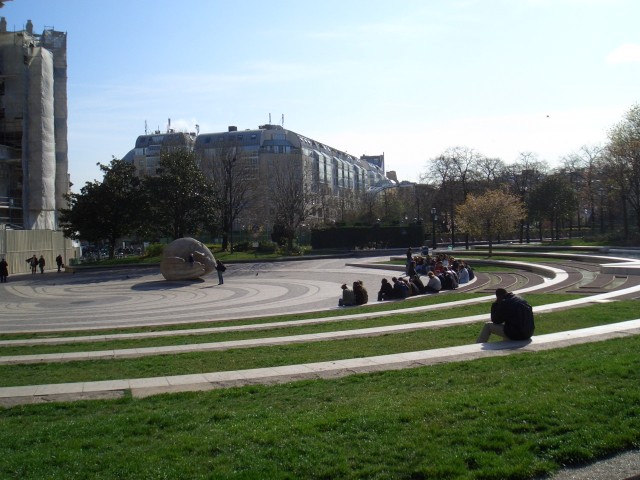 April 2006 Paris Day 3b Strolling Les Halles.jpg