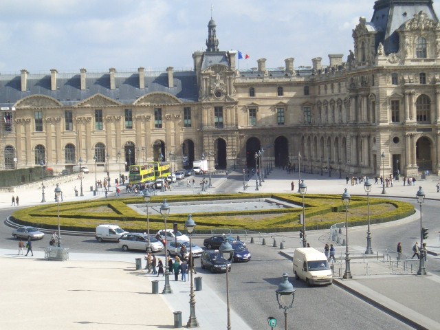 April 2006 Paris Day 4ag inside Louvre view of drive.jpg
