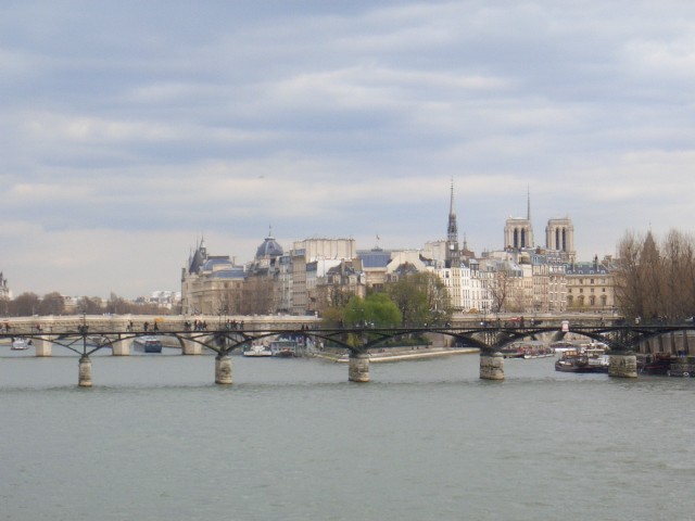 April 2006 Paris Day 6a view from Pond du Carrousel to cast iron bridge Passerelle des Arts.jpg