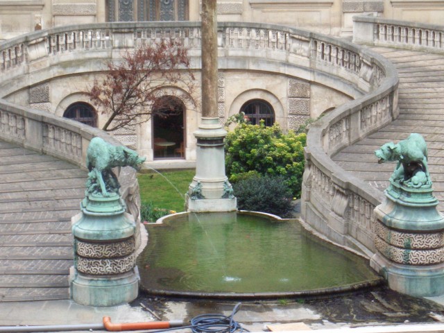 April 2006 Paris Day 6g Louvre courtyard.jpg