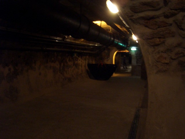 April 2006 Paris Day 7ad Les Egouts Tour.jpg